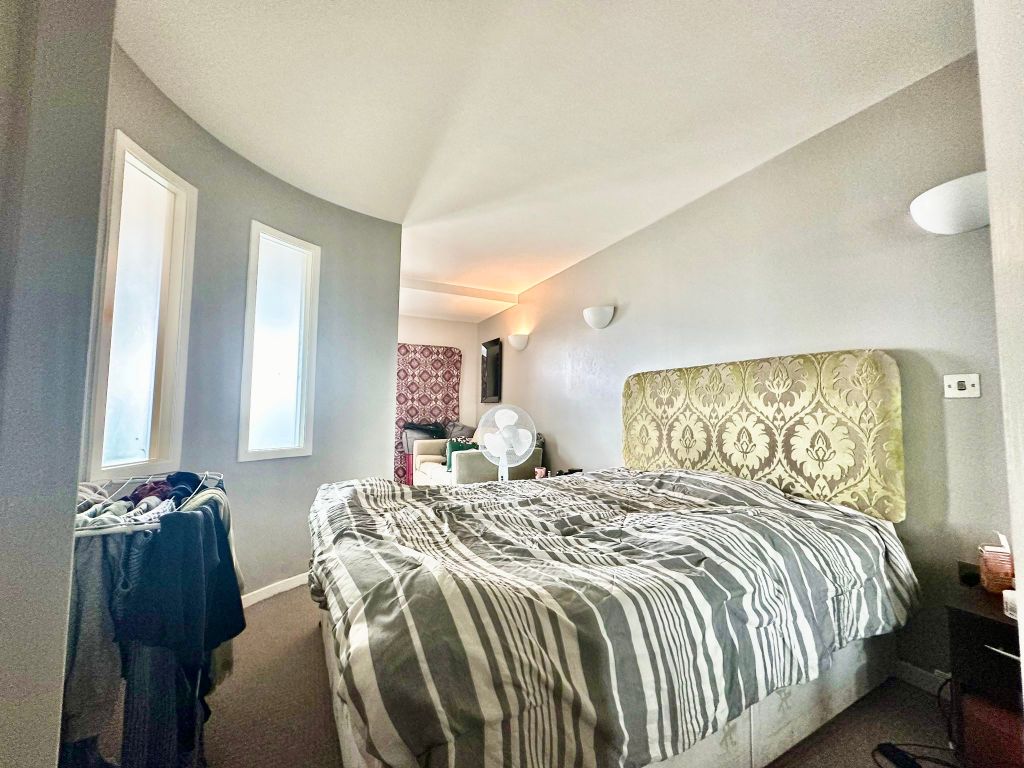 Property photo 3 of 6 Fdec4B34-Dbe8-46Ea-8