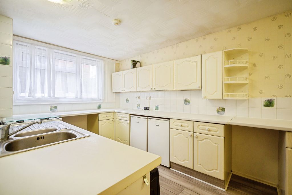 Property photo 3 of 16 Kitchen