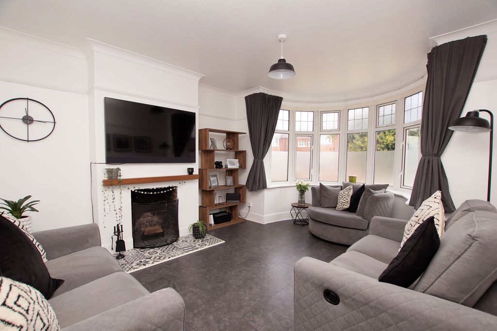 Property photo 3 of 19 Lounge