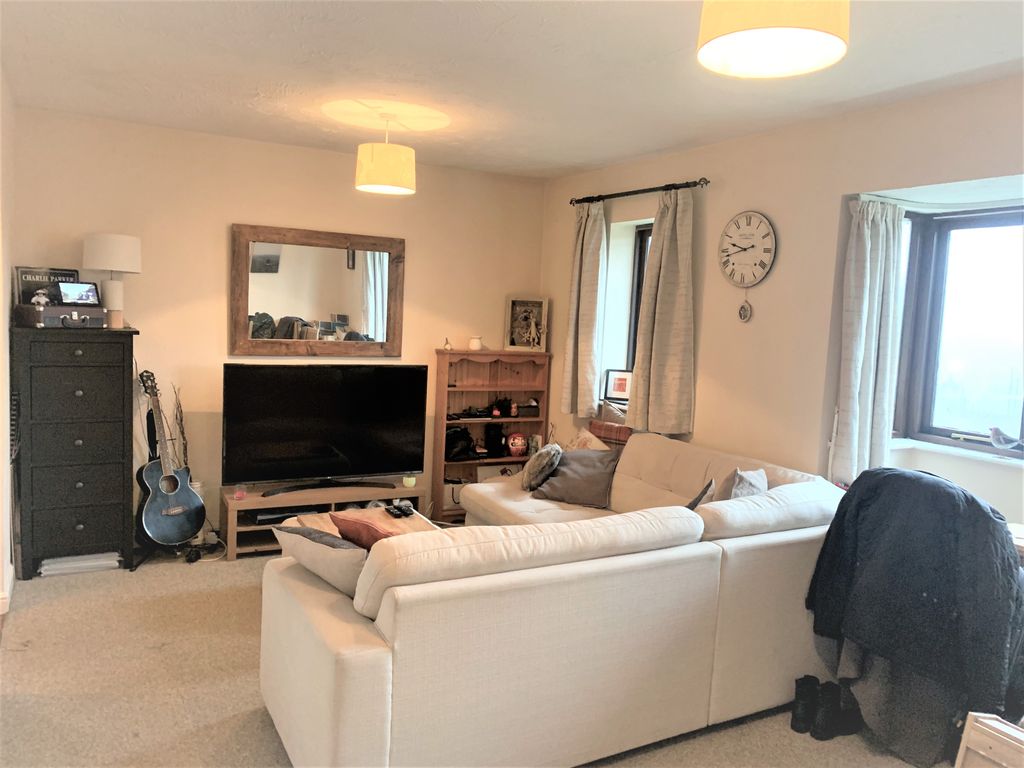 Property photo 3 of 18 Lounge Picture 2