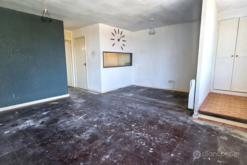 2 bed flat for saleApartment, Lutterworth Road, Whitestone, Nuneaton CV11 photo 5