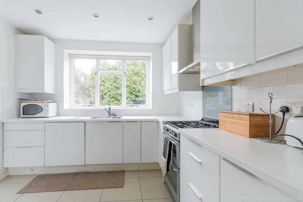 Property photo 3 of 20 Kitchen