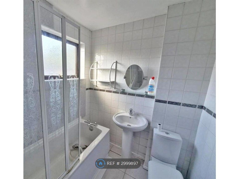 Property photo 3 of 7 Family Bathroom
