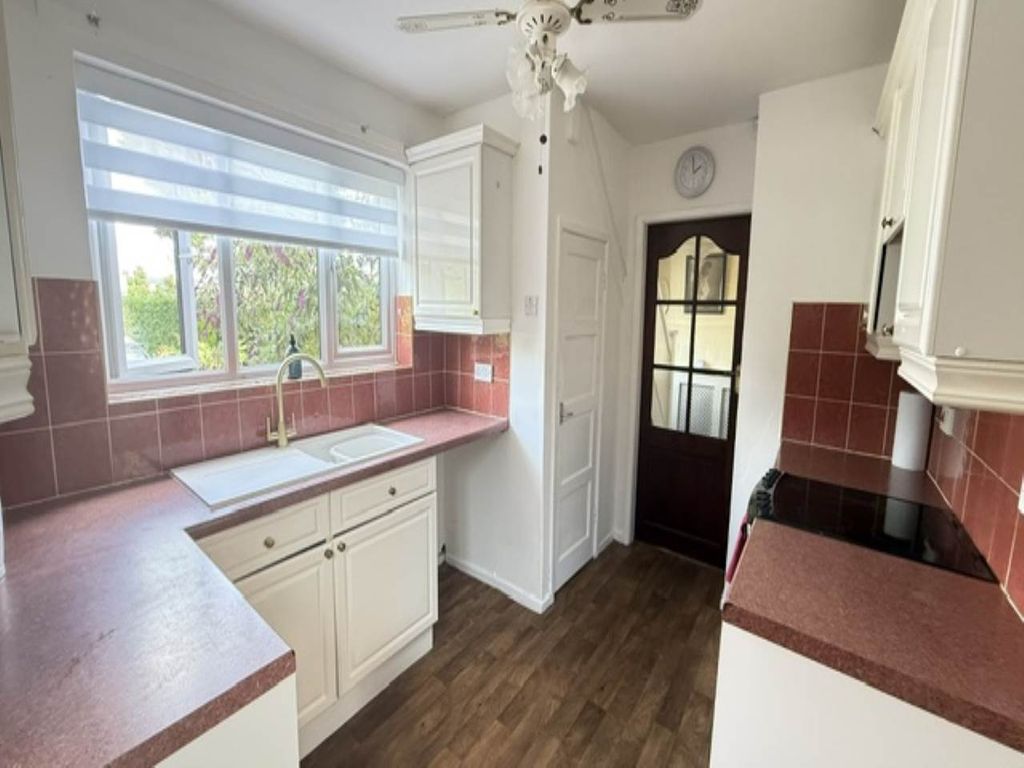 Property photo 3 of 8 Kitchen
