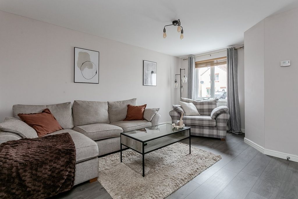 Property photo 2 of 27