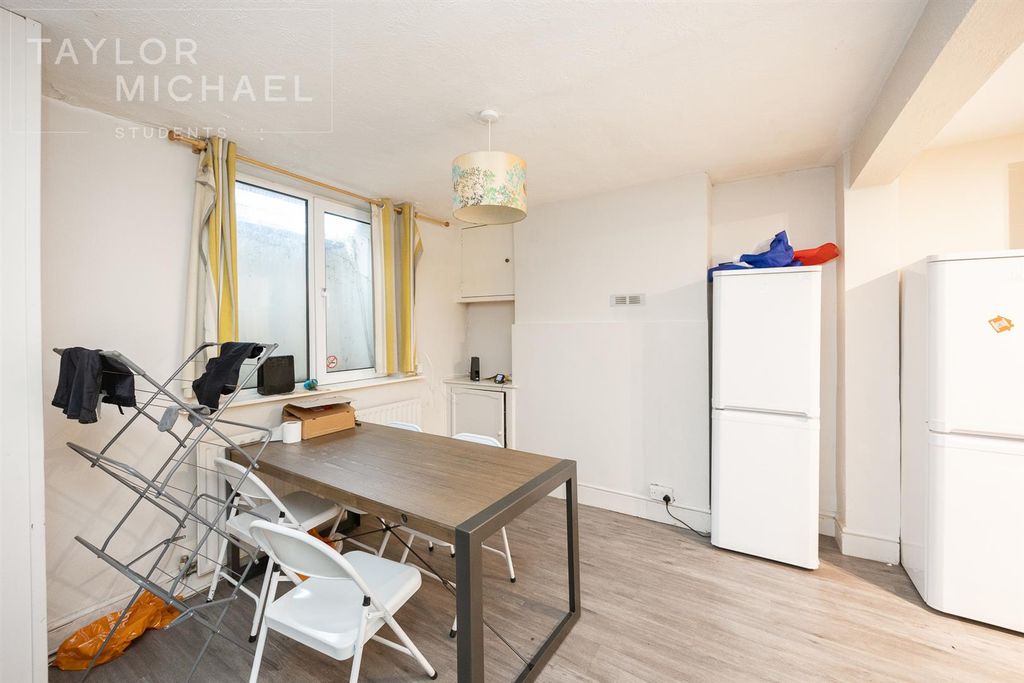 Property photo 2 of 9 Dining / Living Room