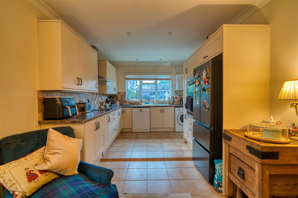 Property photo 3 of 10 Kitchen