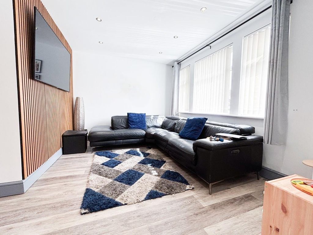 Property photo 2 of 18 Lounge