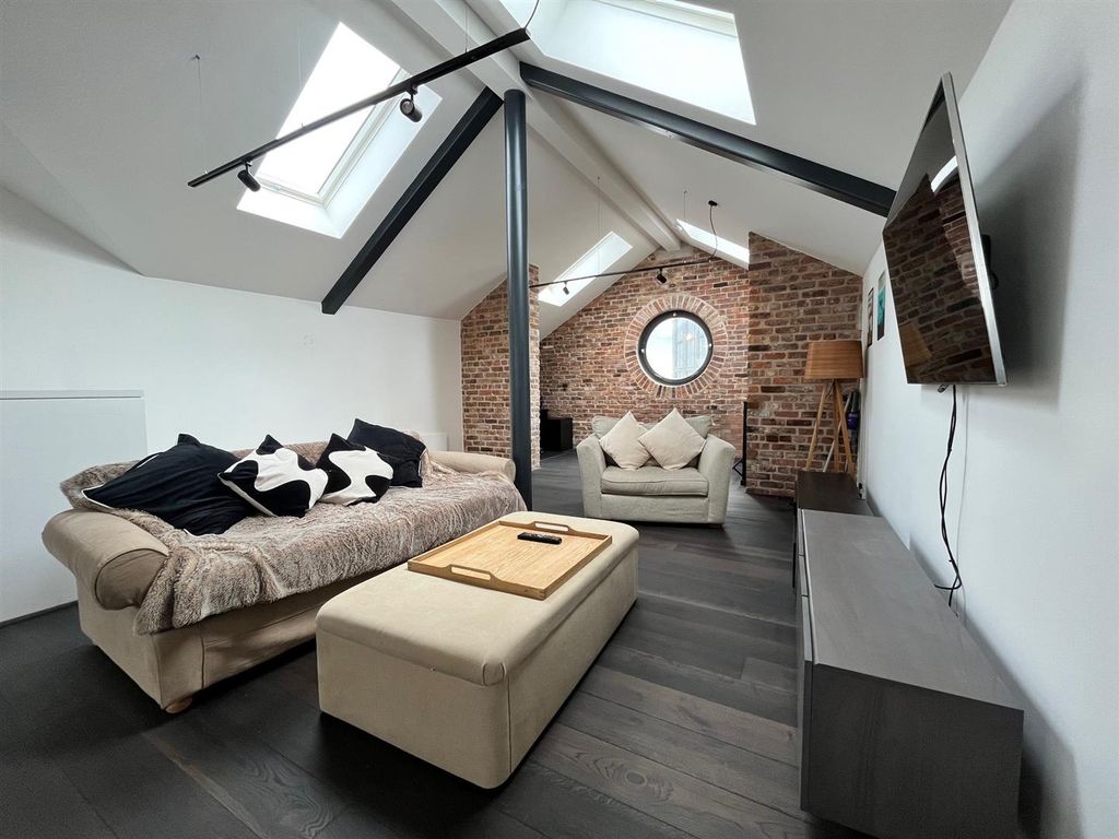 Property photo 2 of 21