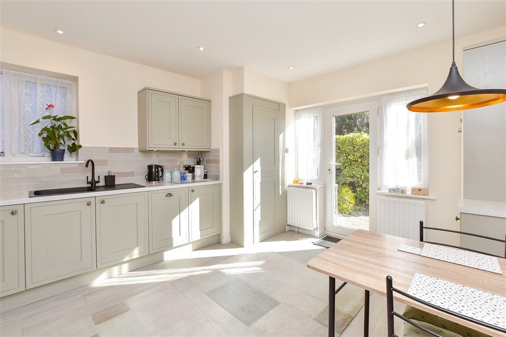 Property photo 3 of 17 Kitchen