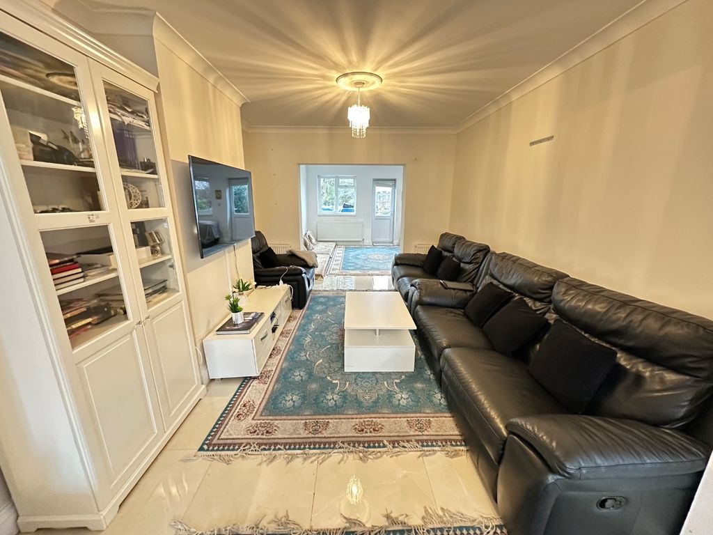 Property photo 3 of 12 4913643