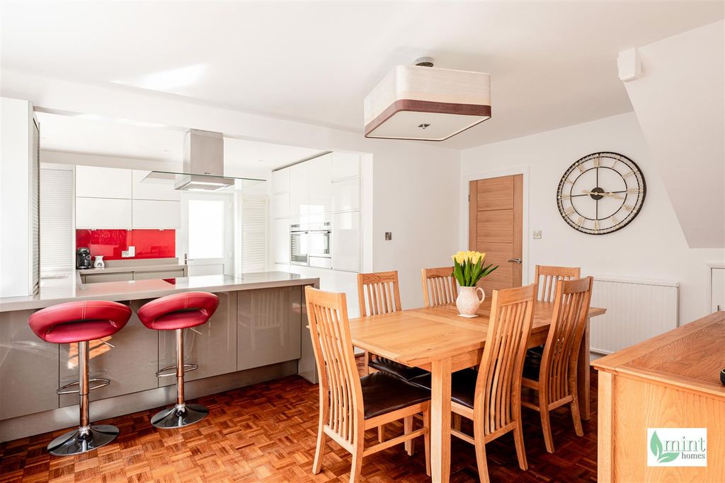 Property photo 2 of 31 Dartnell Crescent - Watermark-22.Jpg