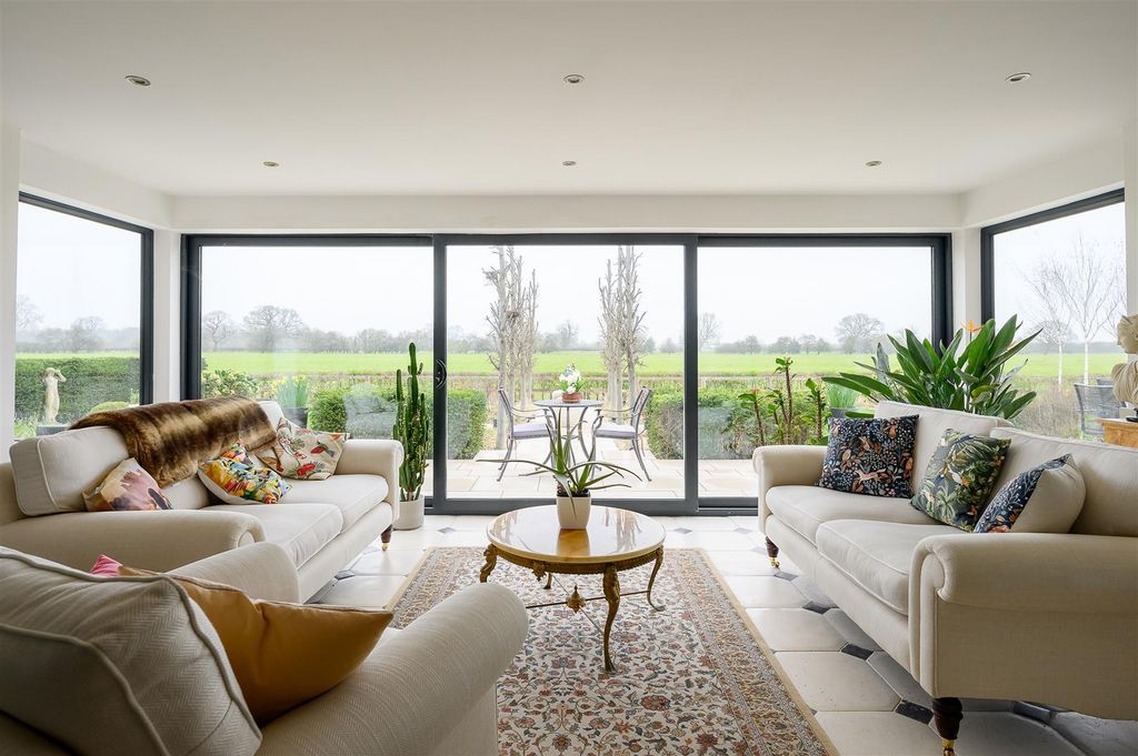 Property photo 2 of 27 Sunroom