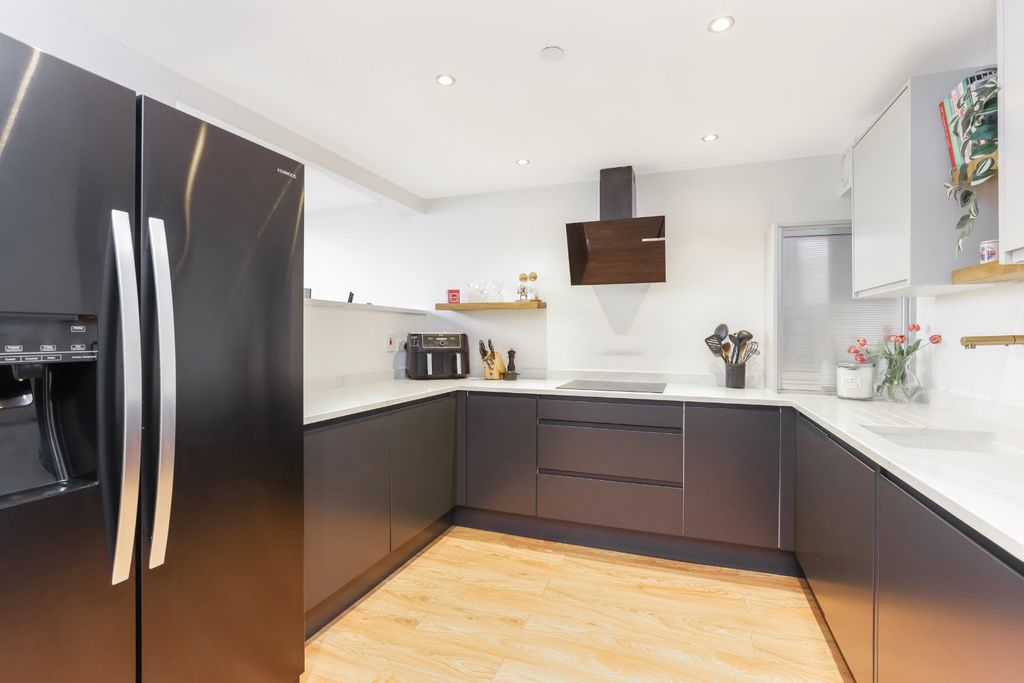 Property photo 3 of 14 Kitchen