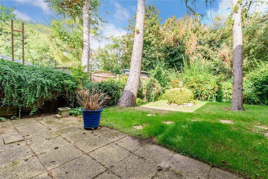 Property photo 3 of 8 Communal Gardens