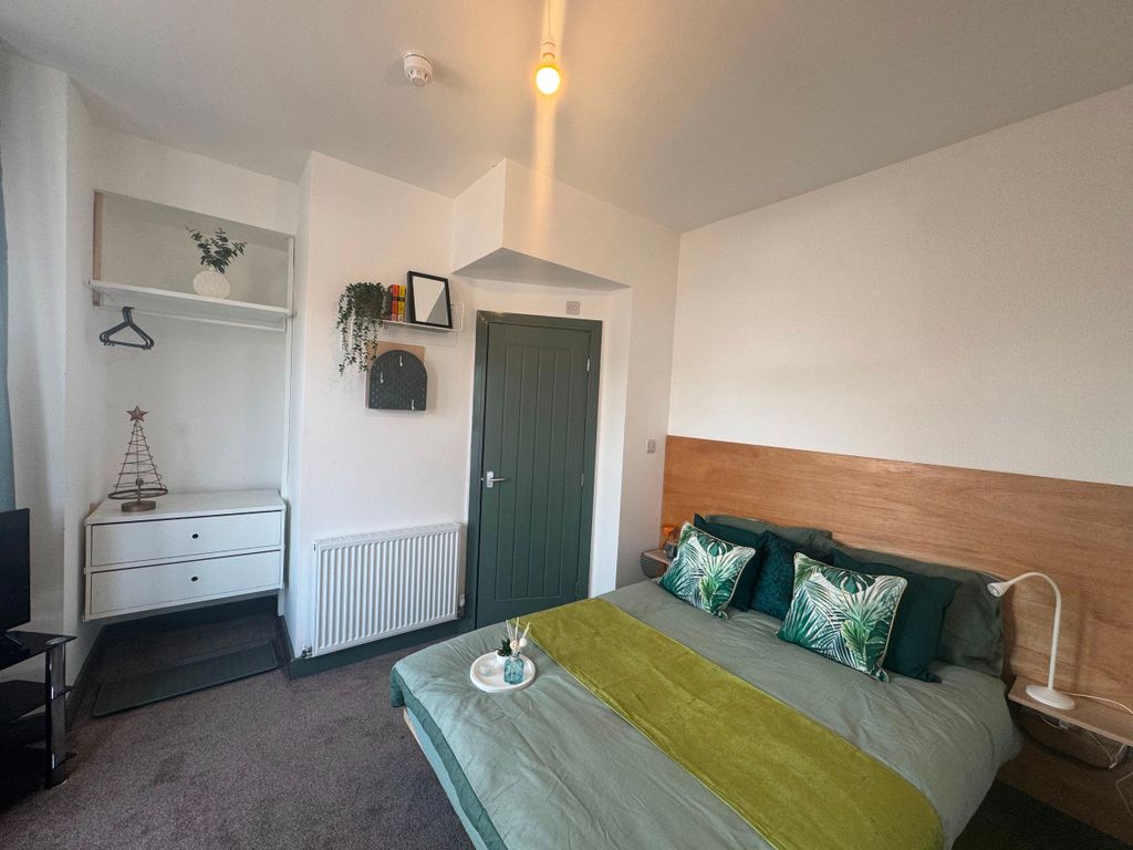 Property photo 3 of 27