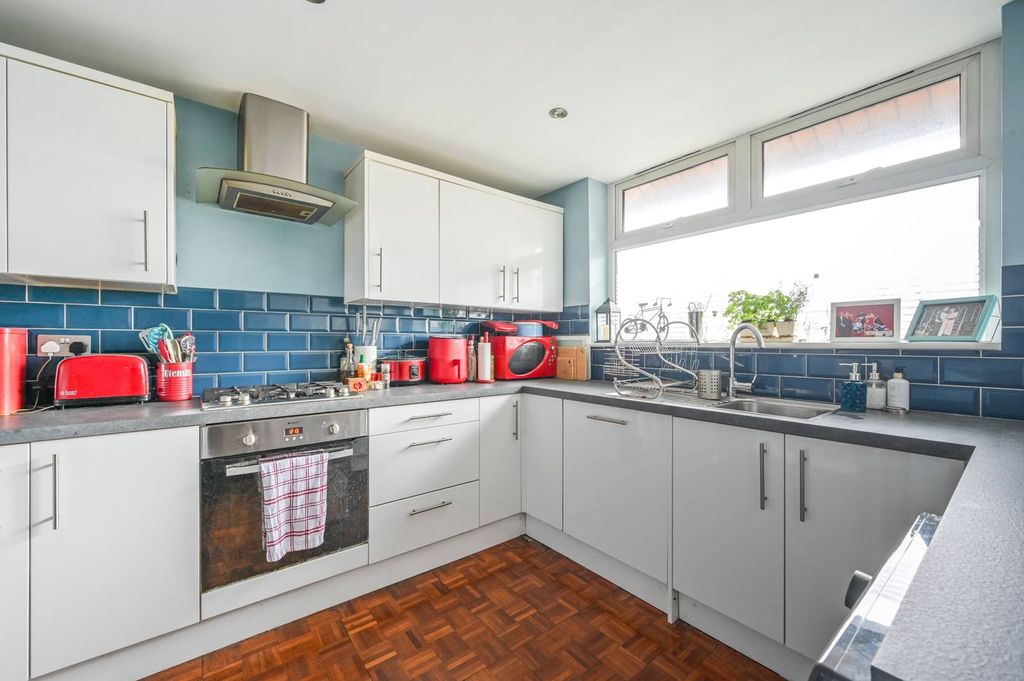 Property photo 3 of 12