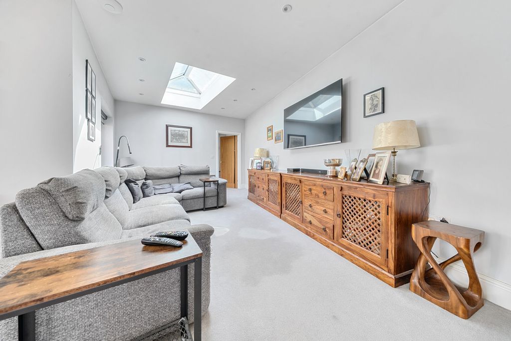 Property photo 3 of 20 1315775-9-685E470...