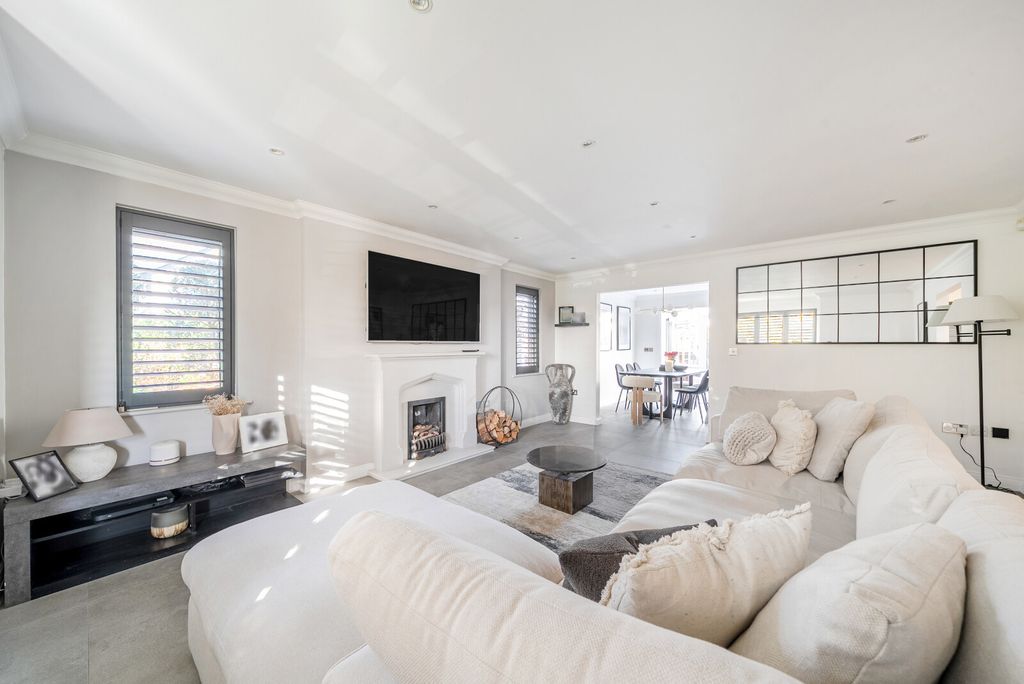 Property photo 2 of 23 Sitting Room