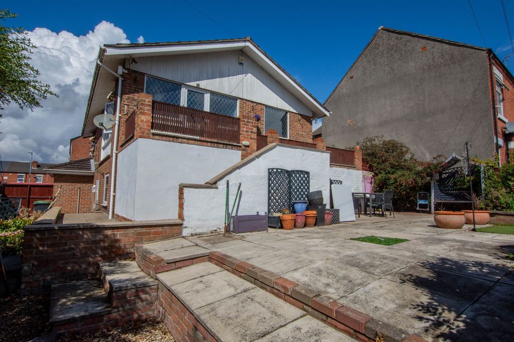 Property photo 2 of 32