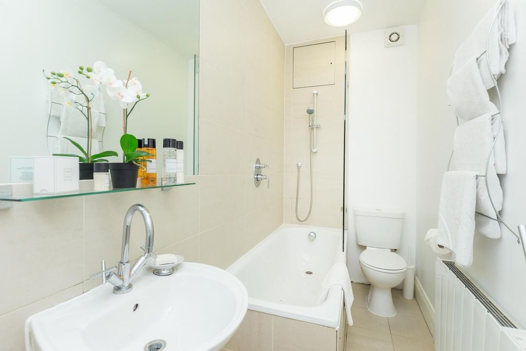 Property photo 2 of 18 Bathroom