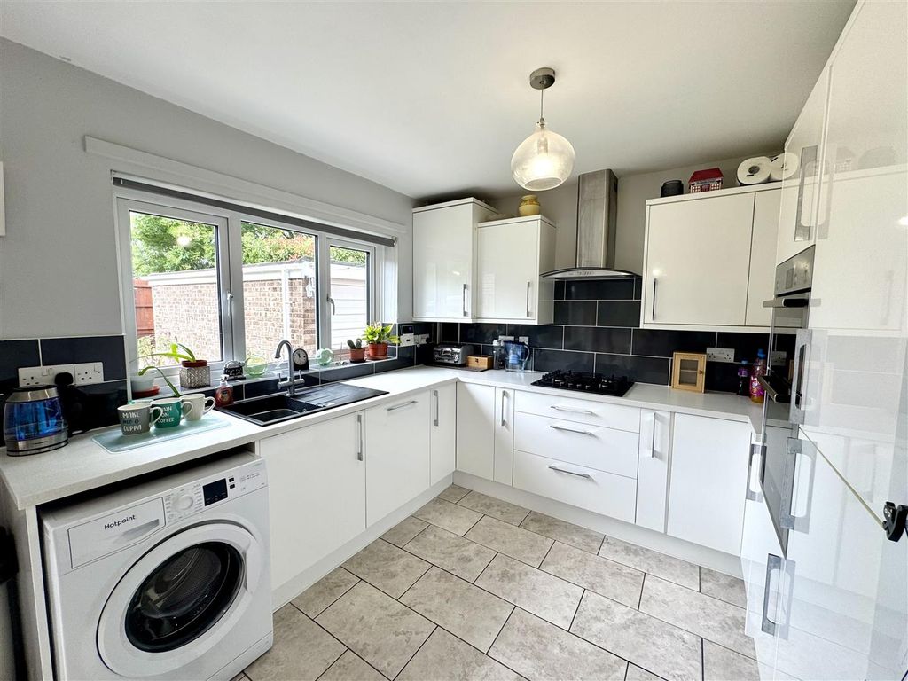 Property photo 3 of 20 Kitchen/Dining Room