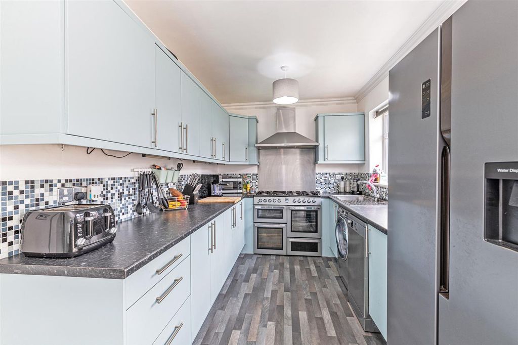 Property photo 3 of 9 Kiitchen