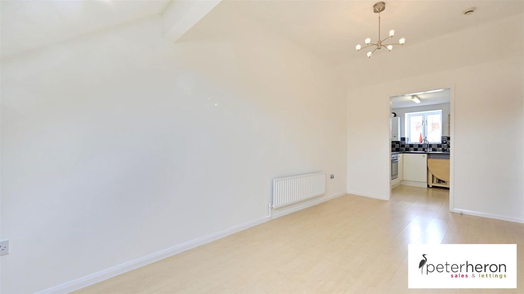 Property photo 3 of 10 Lounge