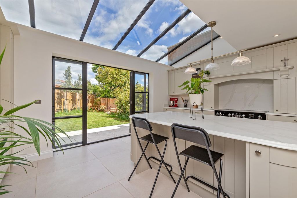 Property photo 3 of 38 32Breakspeargarden-2.Jpg