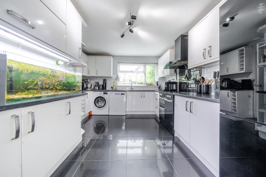 Property photo 2 of 18 Kitchen