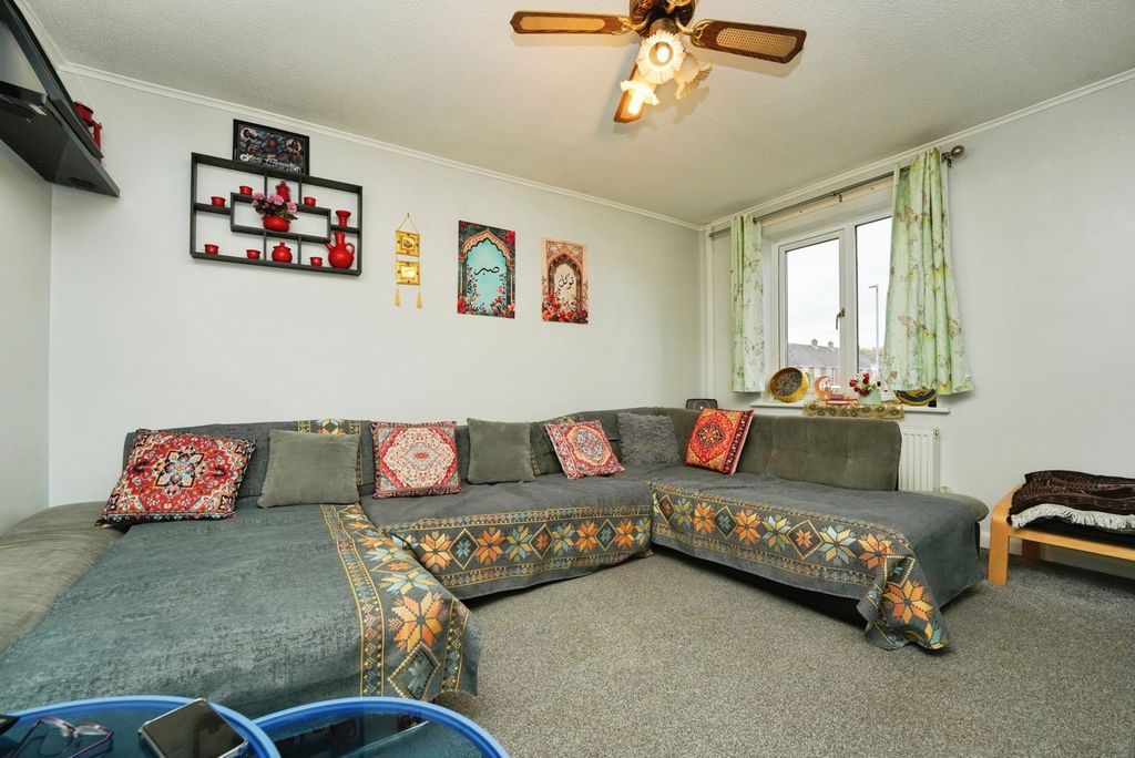 Property photo 3 of 17 Lounge