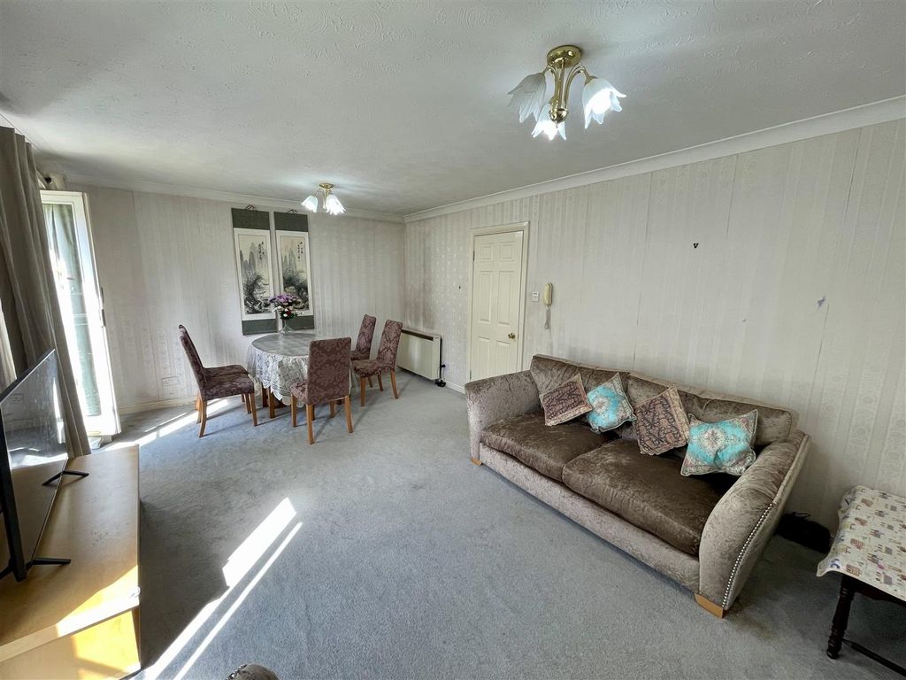 Property photo 2 of 9 Lounge/Diner