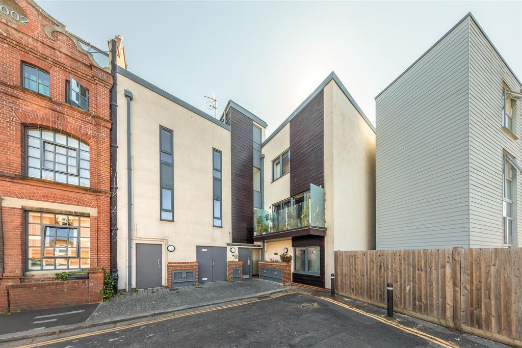 Property photo 1 of 11 80A Stoneham Road-1.Jpg