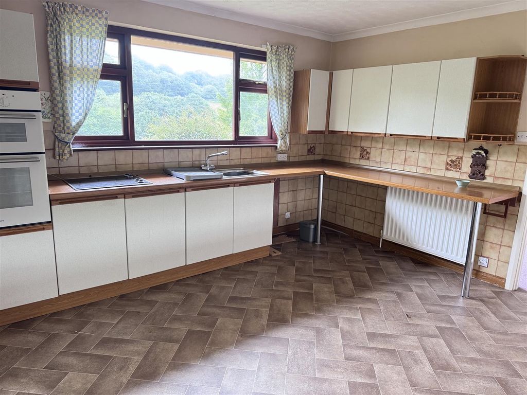 Property photo 3 of 19 Kitchen: