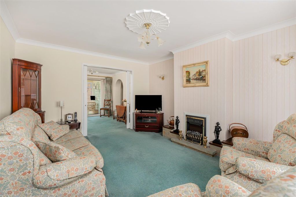 Property photo 2 of 13 24 Burlington Gardens, Banbury-10.Jpg