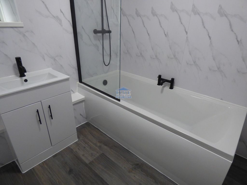 Property photo 3 of 21 Bathroom