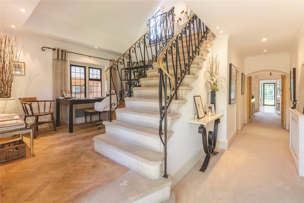 Property photo 2 of 20 Hallway/Staircase