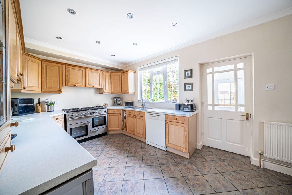 Property photo 3 of 33 Kitchen/Breakfast Room