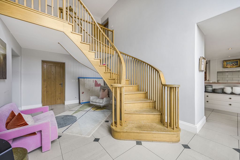 Property photo 3 of 33