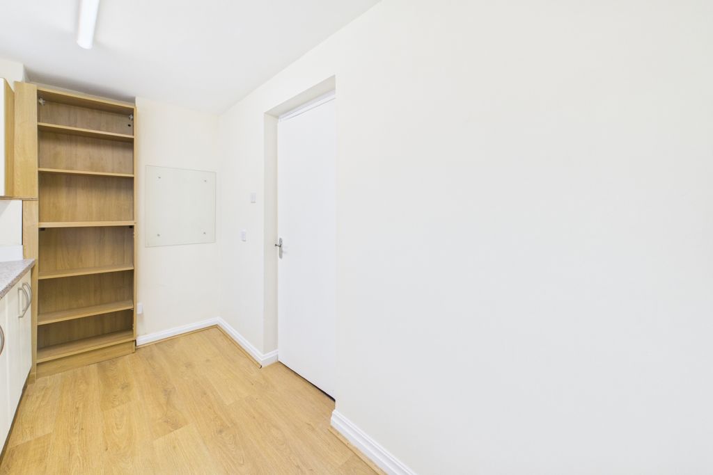 Property photo 3 of 11 Kitchen