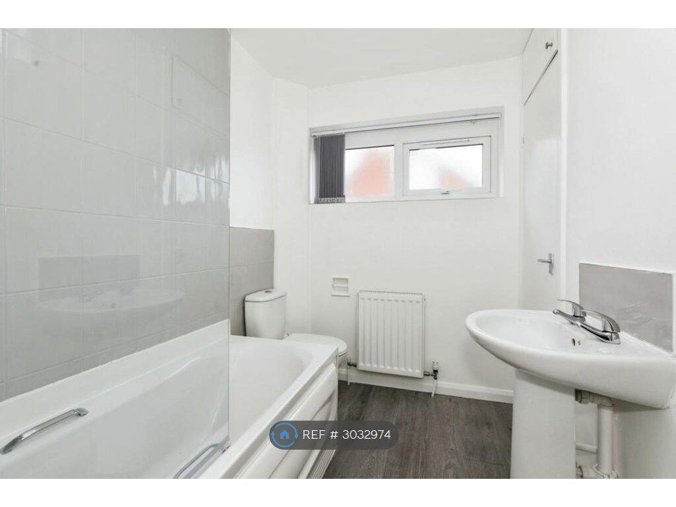 Property photo 3 of 10 Bathroom