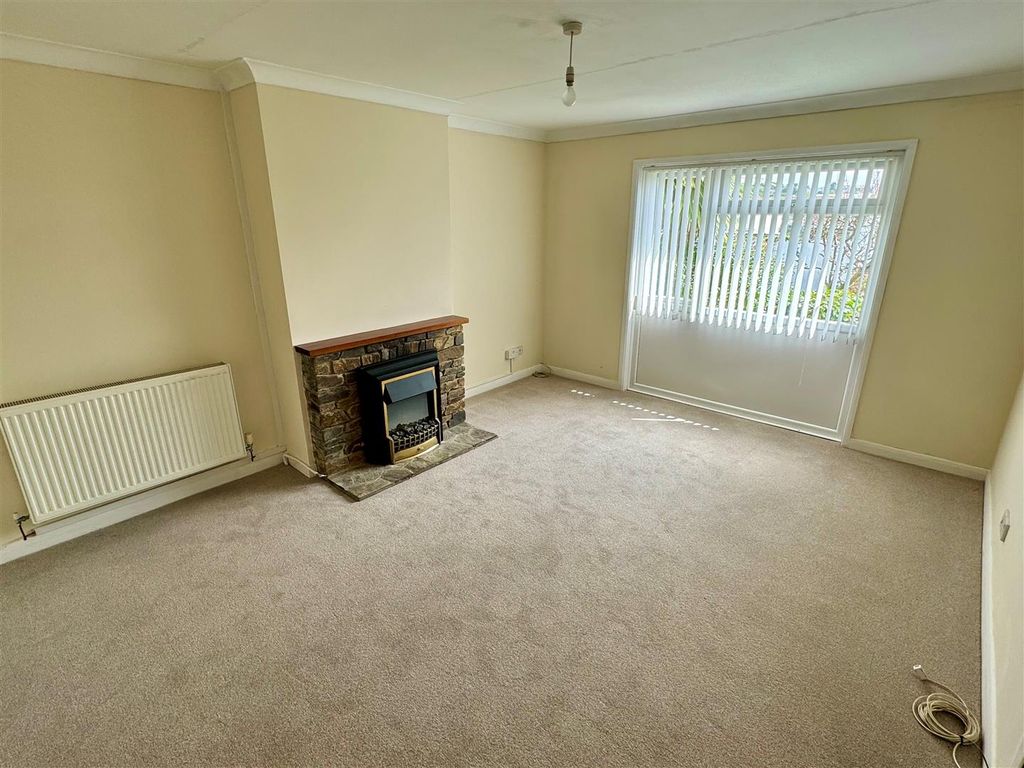 Property photo 2 of 13 122 Polwhele Road Lounge