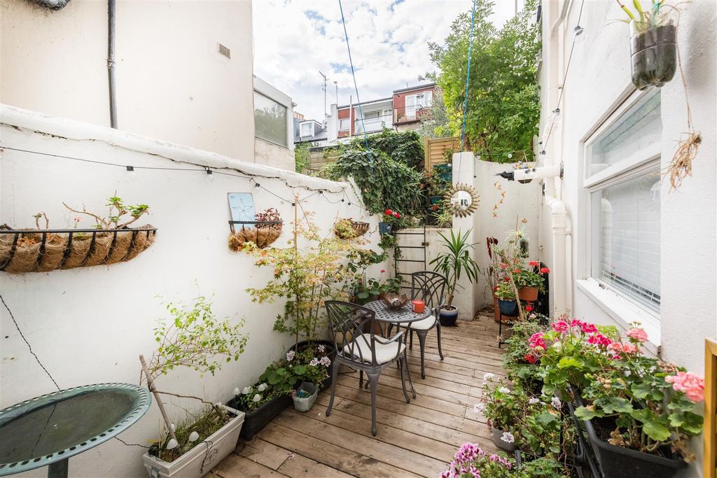 Property photo 2 of 22 F8, 119 Lansdowne Place-18.Jpg