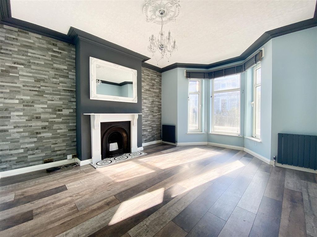 Property photo 2 of 12 Lounge