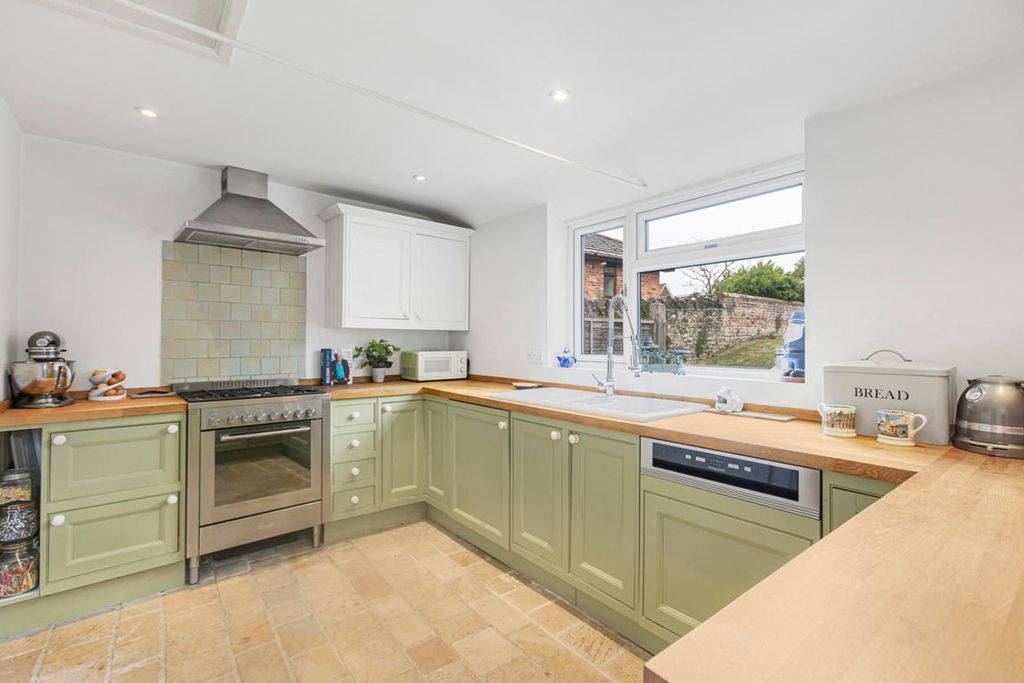 Property photo 2 of 27