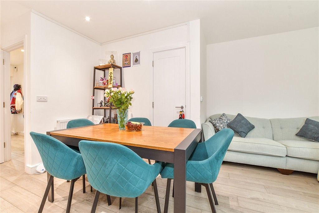 Property photo 3 of 16 Lounge