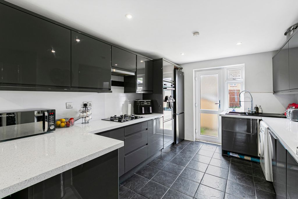 Property photo 3 of 10 Kitchen