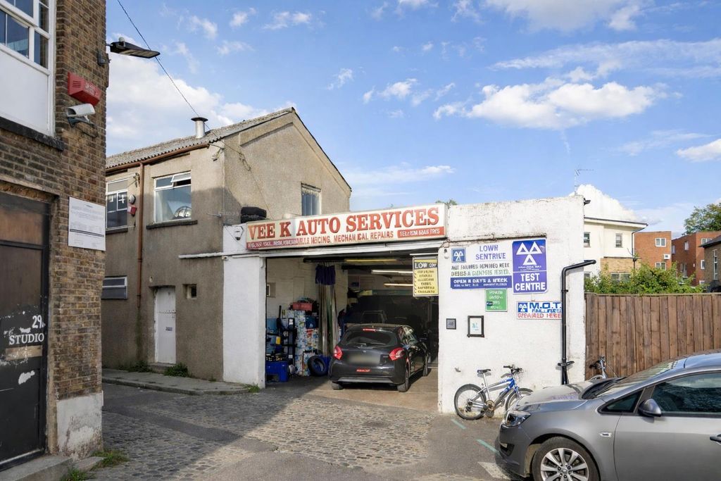 Property photo 2 of 6 Garageexterior