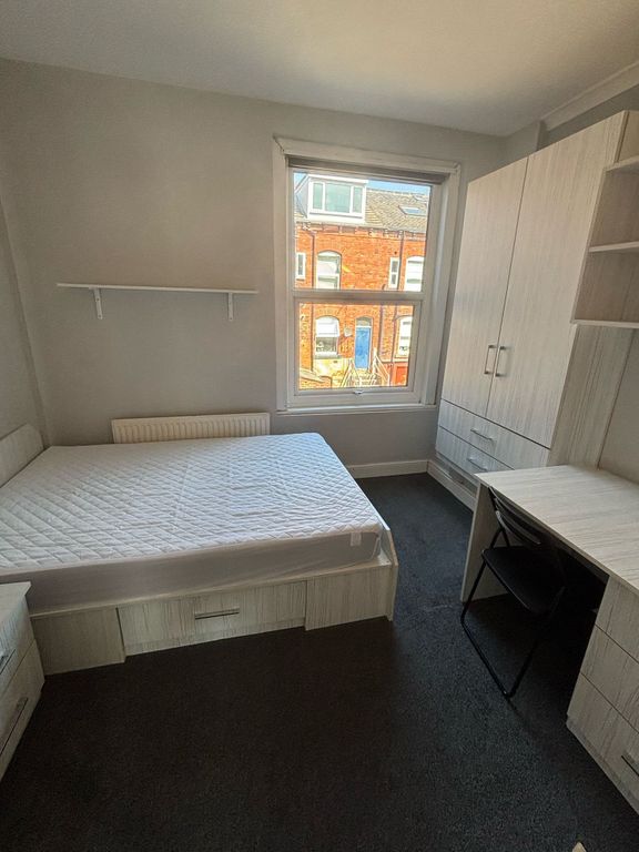Property photo 2 of 10 A Bright Double Bedroom Featuring A Comfortable Be...