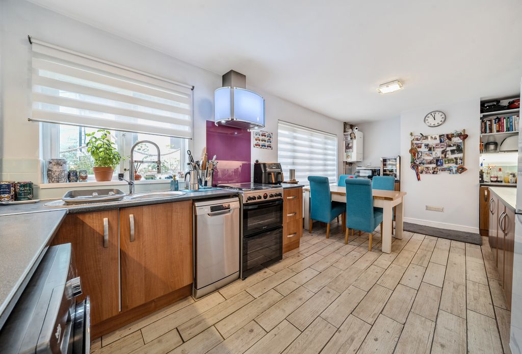 Property photo 2 of 24 1357549-12-68E921...